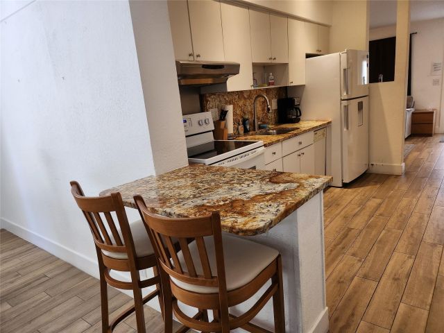 Продажа дома по адресу 4610 NE 3rd Ave - фото 6233925