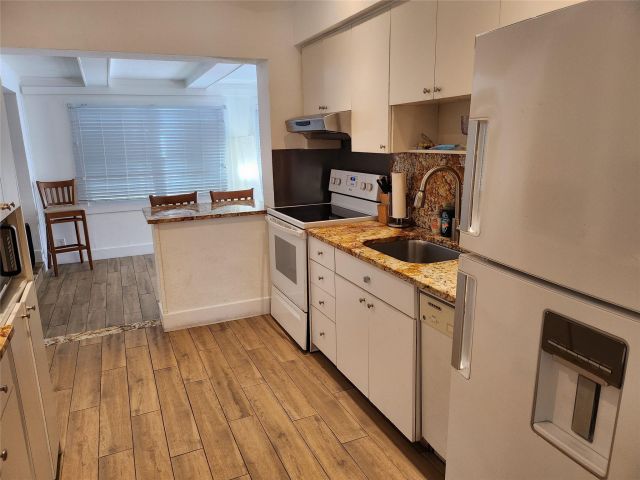 Продажа дома по адресу 4610 NE 3rd Ave - фото 6233926