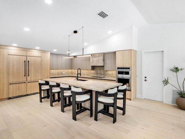 Продажа дома по адресу 8090 Twin Lake Drive - фото 6217579