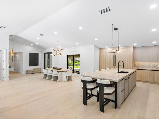 Продажа дома по адресу 8090 Twin Lake Drive - фото 6217580