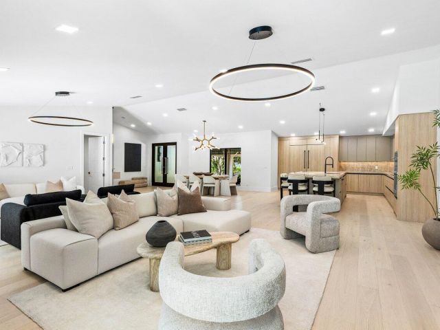 Продажа дома по адресу 8090 Twin Lake Drive - фото 6217581