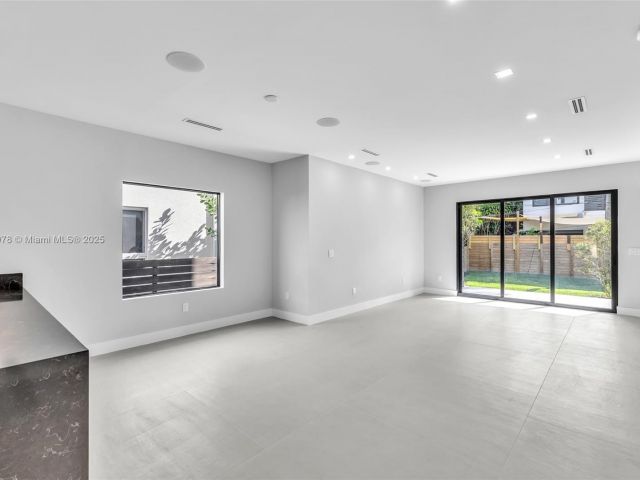 Дом в аренду по адресу 808 SW 9th St 808-A - фото 6197513