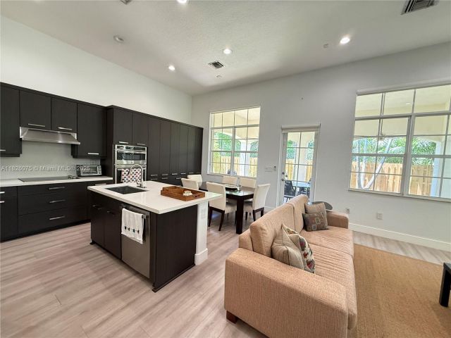 Дом в аренду по адресу 11339 NW 71st St - фото 6194515