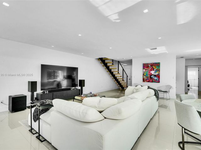 Продажа дома по адресу 830 Raymond St - фото 6188579