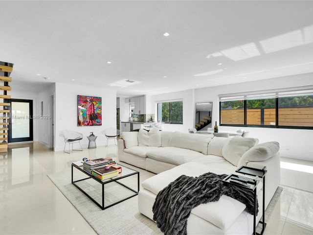 Продажа дома по адресу 830 Raymond St - фото 6188580