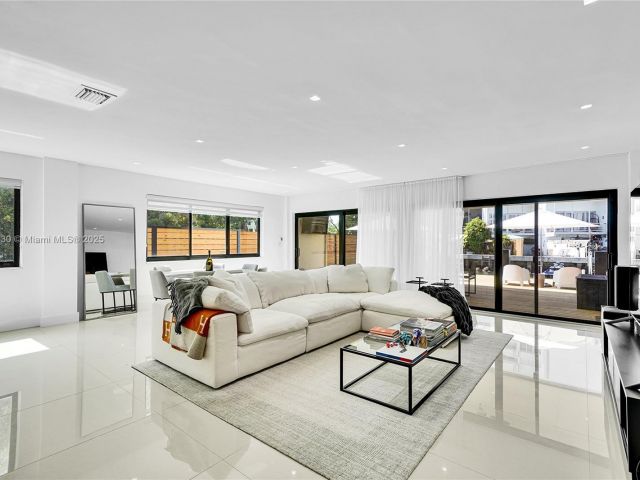 Продажа дома по адресу 830 Raymond St - фото 6188581