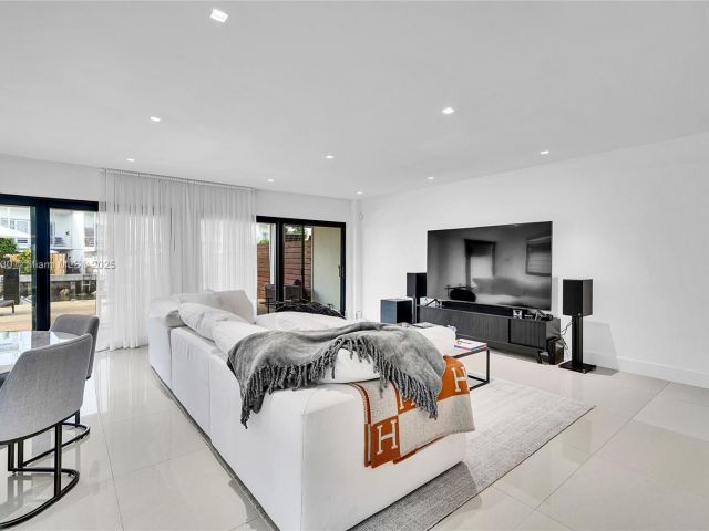 Продажа дома по адресу 830 Raymond St - фото 6188582