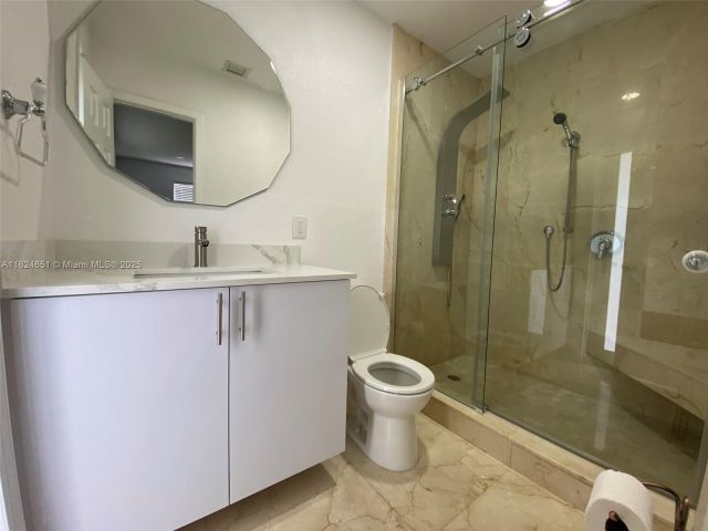 Дом в аренду по адресу 19330 NE 18th Pl - фото 6188320