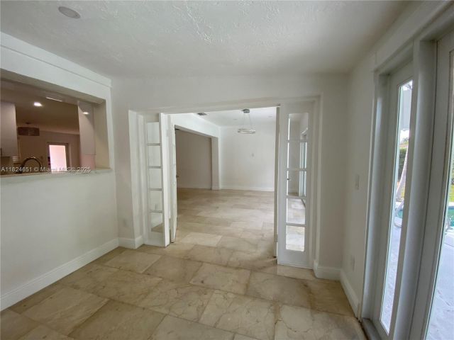 Дом в аренду по адресу 19330 NE 18th Pl - фото 6188321