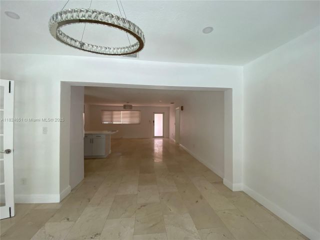 Дом в аренду по адресу 19330 NE 18th Pl - фото 6188322