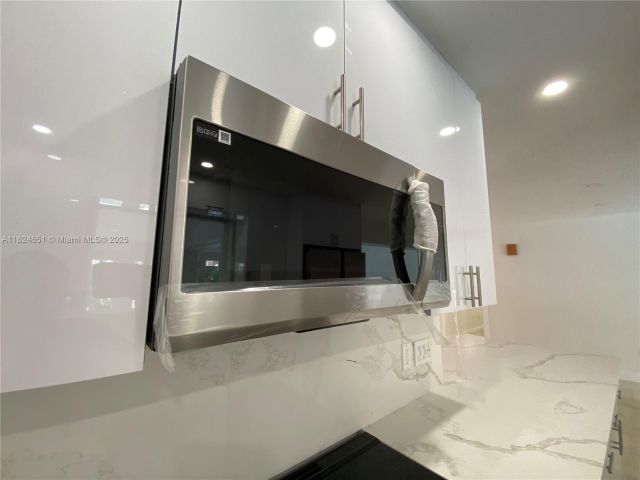 Дом в аренду по адресу 19330 NE 18th Pl - фото 6188325