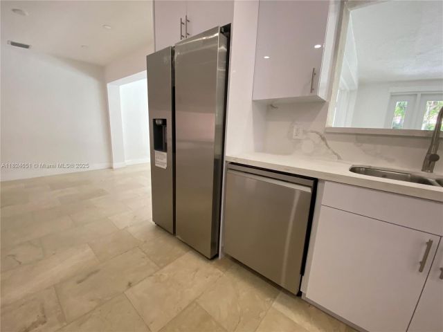 Дом в аренду по адресу 19330 NE 18th Pl - фото 6188326