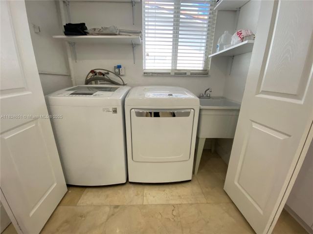 Дом в аренду по адресу 19330 NE 18th Pl - фото 6188328