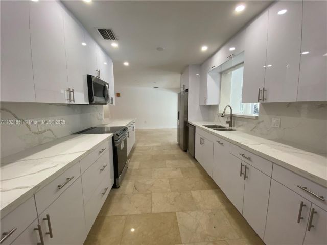 Дом в аренду по адресу 19330 NE 18th Pl - фото 6188330