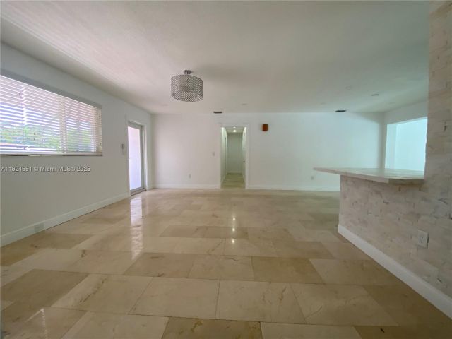 Дом в аренду по адресу 19330 NE 18th Pl - фото 6188337