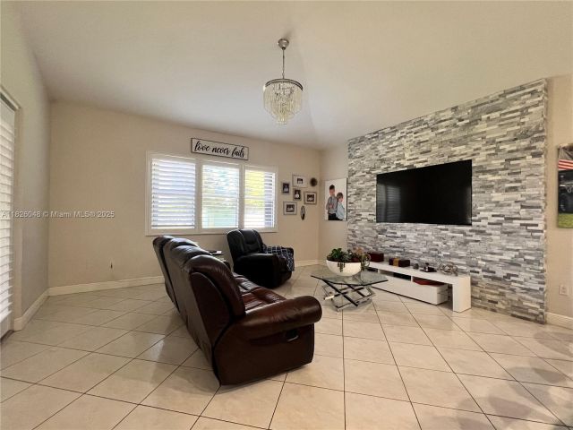 Продажа дома по адресу 16934 SW 215th Ter - фото 6188308