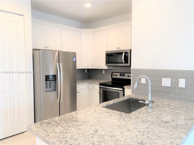 Дом в аренду по адресу 11717 SW 13th Ct 11717 - фото 6188184