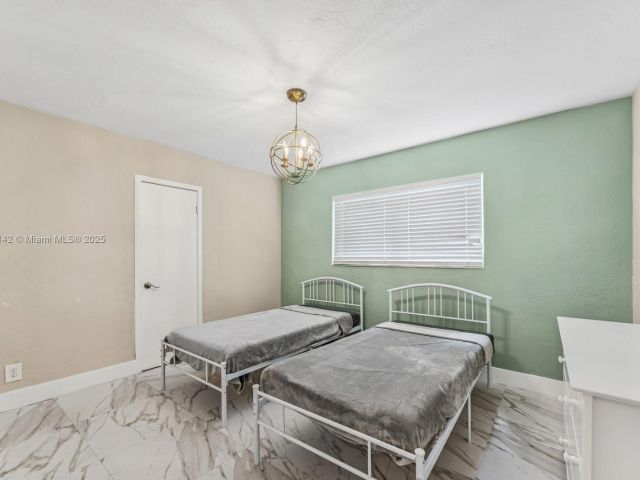 Продажа дома по адресу 919 NE 4th St - фото 6194567