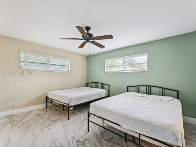 Продажа дома по адресу 919 NE 4th St - фото 6194569