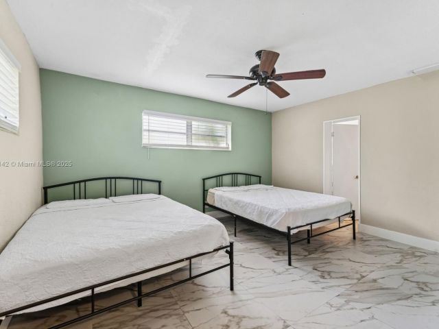 Продажа дома по адресу 919 NE 4th St - фото 6194571