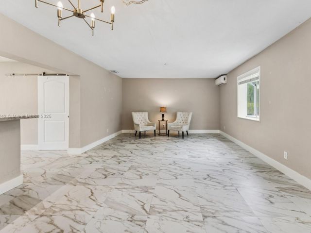 Продажа дома по адресу 919 NE 4th St - фото 6194573