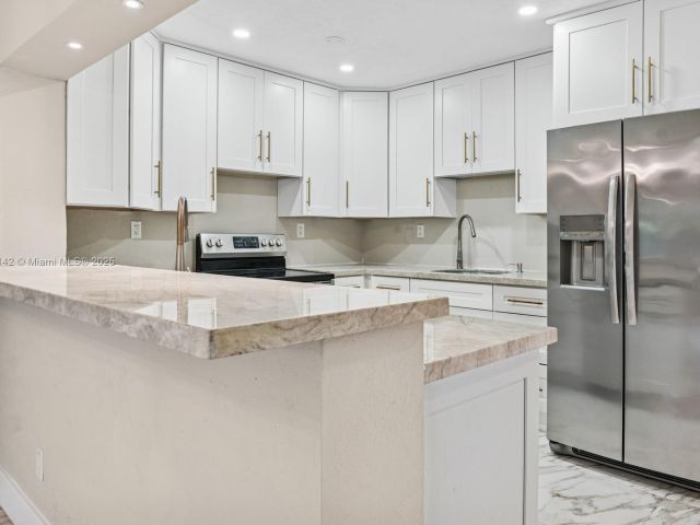 Продажа дома по адресу 919 NE 4th St - фото 6194575