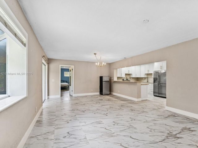 Продажа дома по адресу 919 NE 4th St - фото 6194577