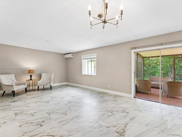 Продажа дома по адресу 919 NE 4th St - фото 6194578