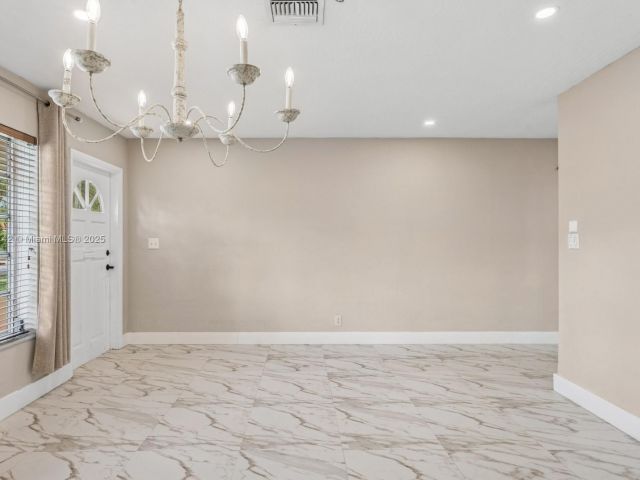 Продажа дома по адресу 919 NE 4th St - фото 6194579