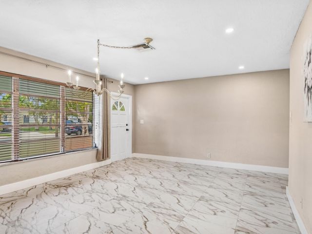 Продажа дома по адресу 919 NE 4th St - фото 6194580