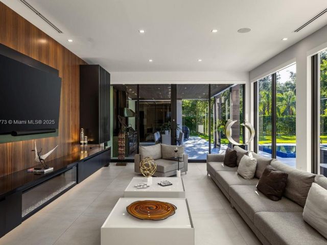 Продажа дома по адресу 6850 SW 73rd Ct - фото 6194372