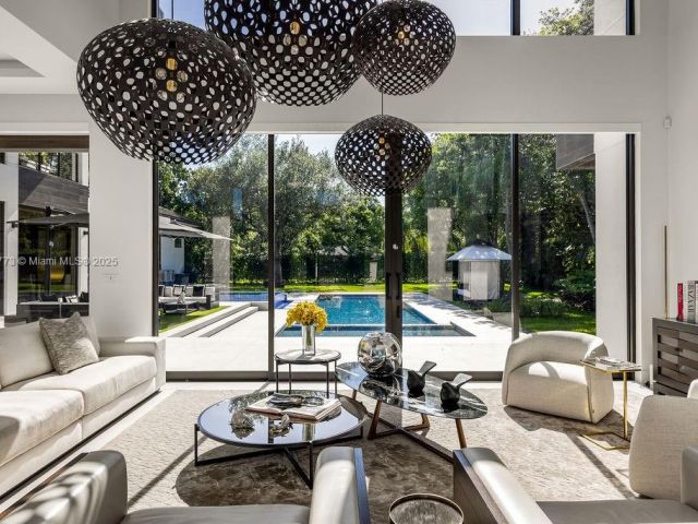 Продажа дома по адресу 6850 SW 73rd Ct - фото 6194380