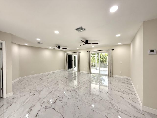 Продажа дома по адресу 9004 SW 6th Street - фото 6280112