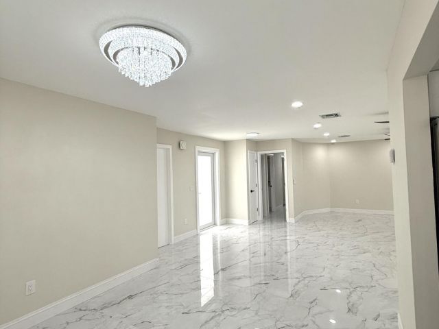 Продажа дома по адресу 9004 SW 6th Street - фото 6280114