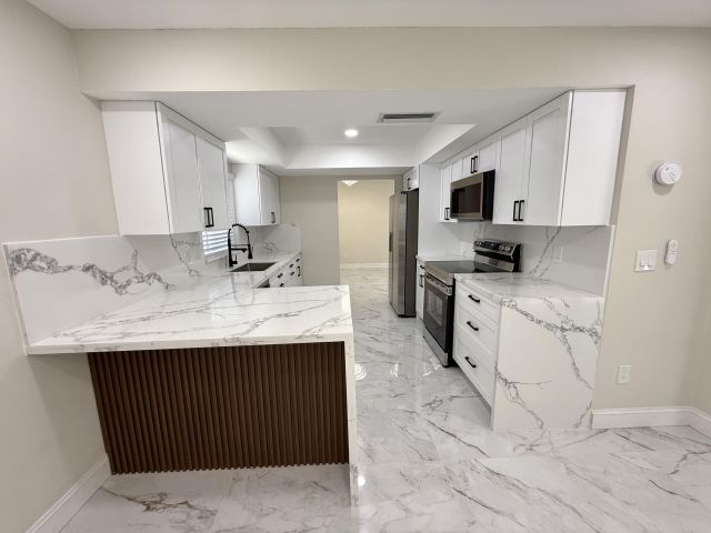 Продажа дома по адресу 9004 SW 6th Street - фото 6280118