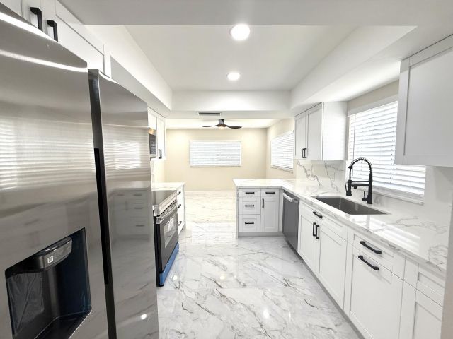 Продажа дома по адресу 9004 SW 6th Street - фото 6280119