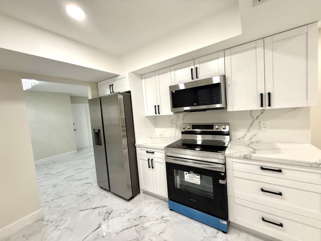 Продажа дома по адресу 9004 SW 6th Street - фото 6280121