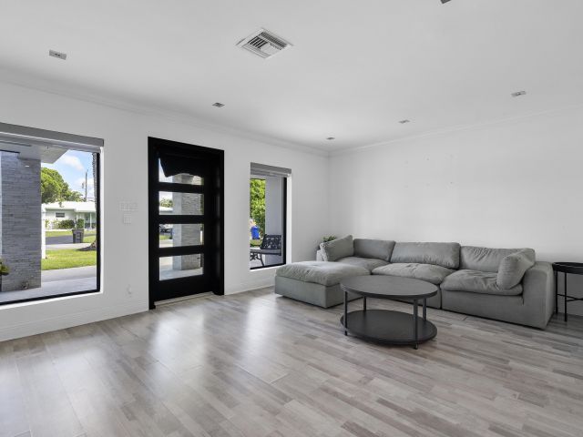 Продажа дома по адресу 5280 NE 19th Avenue - фото 6231767