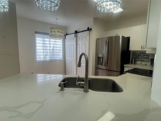 Дом в аренду по адресу 1432 SW 47 Ave 1432 - фото 6192175