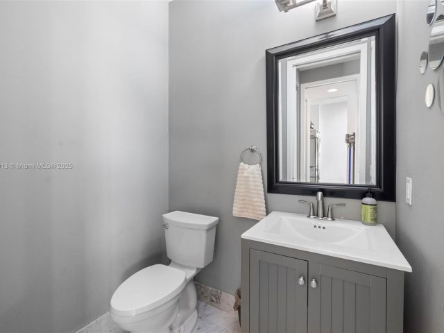 Продажа дома по адресу 721 SE 12th Ct 4 - фото 6192353