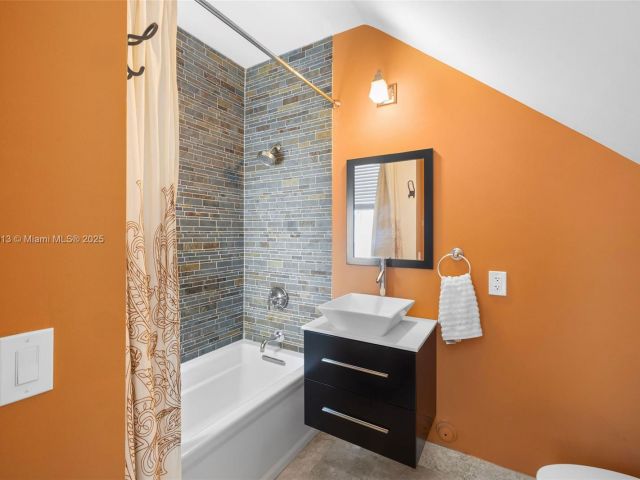 Продажа дома по адресу 721 SE 12th Ct 4 - фото 6192356