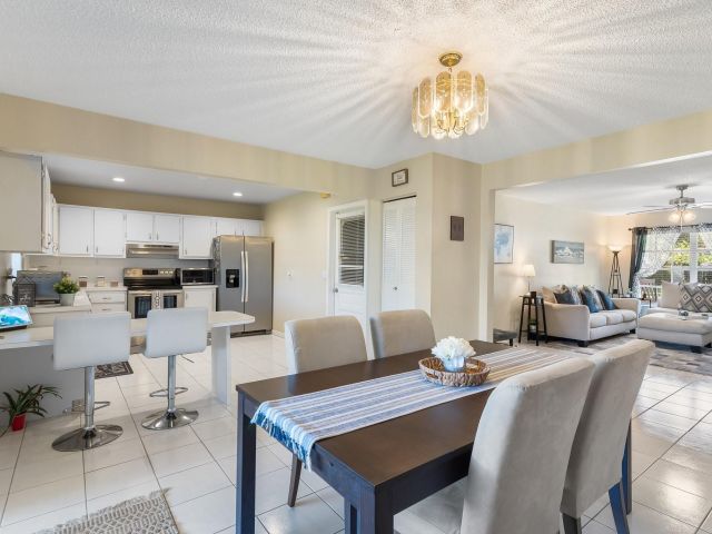 Продажа дома по адресу 3260 NW 66th St - фото 6205558