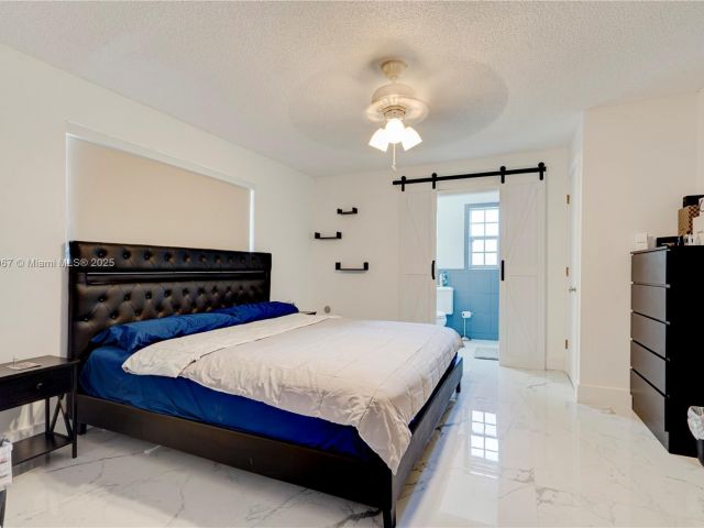 Продажа дома по адресу 13645 NW 3rd Ave - фото 6193734