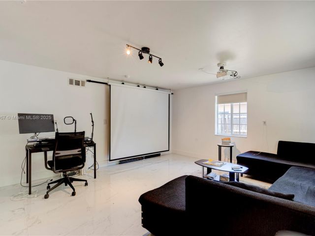 Продажа дома по адресу 13645 NW 3rd Ave - фото 6193744