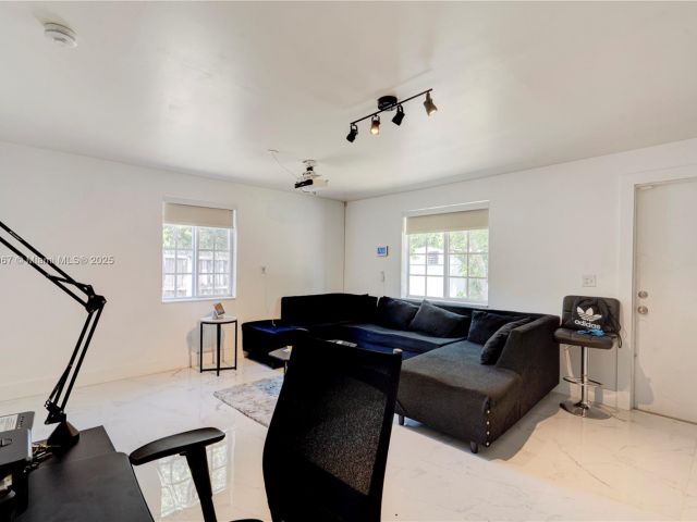 Продажа дома по адресу 13645 NW 3rd Ave - фото 6193745