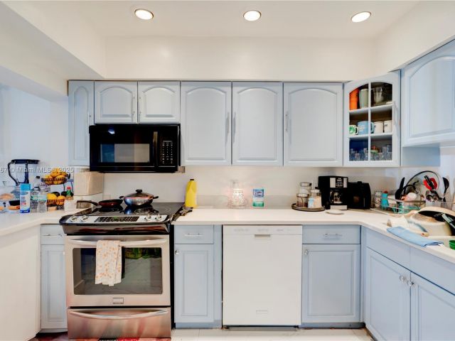 Продажа дома по адресу 13645 NW 3rd Ave - фото 6193750