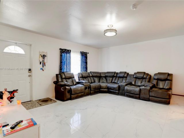 Продажа дома по адресу 13645 NW 3rd Ave - фото 6193751