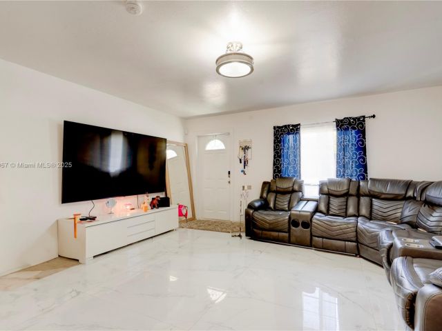 Продажа дома по адресу 13645 NW 3rd Ave - фото 6193753