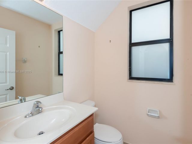 Дом в аренду по адресу 11510 NW 88th Ln 1 - фото 6195001