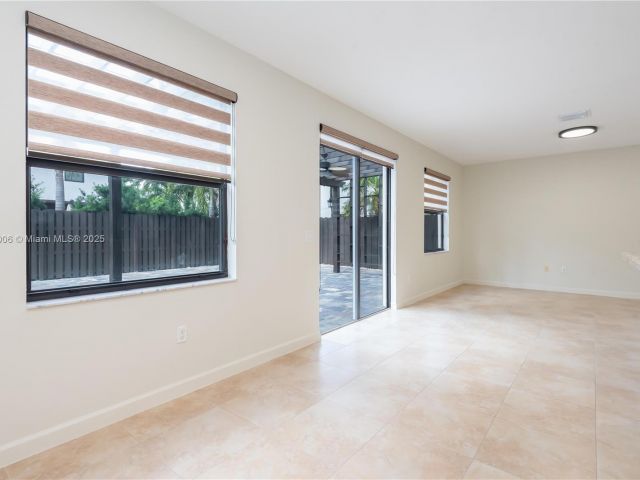 Дом в аренду по адресу 11510 NW 88th Ln 1 - фото 6195004